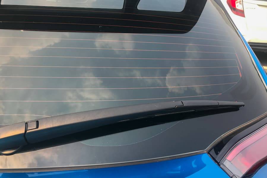 Rear windscreen with heat lines